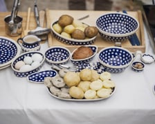 <p>Kamila Kokot i Tomasz Sielicki pokazują, jak ugotować kluski wrocławskie. Zdjęcie wykonano 23 lipca 2025 na Ostrowie Tumskim, w trakcie kręcenia filmu.</p>