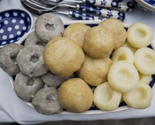 <p>Kamila Kokot i Tomasz Sielicki pokazują, jak ugotować kluski wrocławskie. Zdjęcie wykonano 23 lipca 2025 na Ostrowie Tumskim, w trakcie kręcenia filmu.</p>