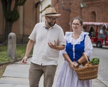 <p>Kamila Kokot i Tomasz Sielicki pokazują, jak ugotować kluski wrocławskie. Zdjęcie wykonano 23 lipca 2025 na Ostrowie Tumskim, w trakcie kręcenia filmu.</p>