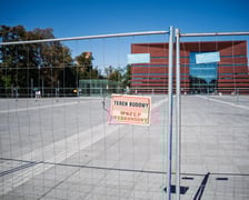 <p>Ogrodzenie na placu Wolności - rusza remont nawierzchni</p>