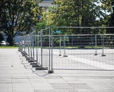 <p>Ogrodzenie na placu Wolności - rusza remont nawierzchni</p>