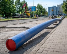 Na Bajana żeliwne rury zostaną zastąpione nowoczesnymi, z tworzywa PE-HD - na zdjęciu taka rura czeka na montaż