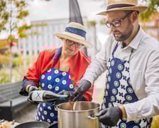 <p>Kamila Kokot i Tomasz Sielicki pokazują, jak zrobić kapustę po wrocławsku. Zdjęcie wykonano 25 sierpnia 2025 na placu Nowy Targ, podczas kręcenia filmu.</p>