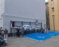 <p>Spotkanie w podw&oacute;rku im. Wszystkich Mieszkańc&oacute;w dało sposobność do wsp&oacute;lnych wspomink&oacute;w</p>