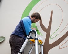 <p>Uczestnicy spotkania, podczas kt&oacute;rego malowano mural solidarności</p>