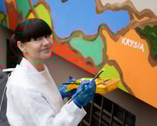 <p>Uczestnicy spotkania, podczas kt&oacute;rego malowano mural solidarności</p>