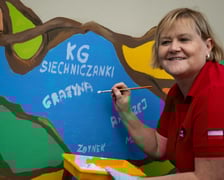 <p>Uczestnicy spotkania, podczas kt&oacute;rego malowano mural solidarności</p>