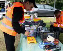 <p>Uczestnicy spotkania, podczas kt&oacute;rego malowano mural solidarności</p>