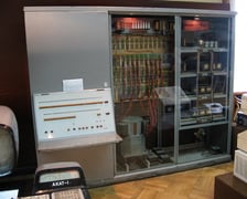 <p>Komuter ODRA 1002 wyprodukowany przez wrocławskie ELWRO w grudniu 1961 roku. Jeden z pierwszych polskich komputer&oacute;w.</p>