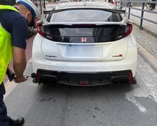 <p>Samochody, kt&oacute;re zostały skontrolowane pod kątem nadmiernego hałasu - policja zatrzymała 17 dowod&oacute;w rejestracyjnych</p>