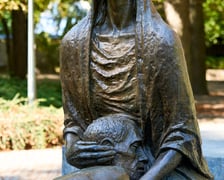 <p>Pomnik Ofiar Zbrodni Katyńskiej w parku Juliusza Słowackiego we Wrocławiu</p>