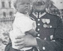 <p>Mała Alinka z ojcem kpt. Stanisławem Głowackim (1930)</p>