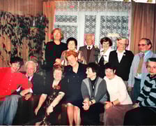 <p>Rok 2000 - grupa os&oacute;b najbardziej zaangażowana w budowę pomnika z Dolnośląskiej Rodziny Katyńskiej</p>