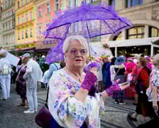 <p>Marsz kapeluszy i przekazanie kluczy do miasta kr&oacute;lowej i kr&oacute;lowi senior&oacute;w - Dni Seniora 2025 we Wrocławiu</p>