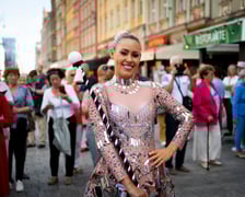 <p>Marsz kapeluszy i przekazanie kluczy do miasta kr&oacute;lowej i kr&oacute;lowi senior&oacute;w - Dni Seniora 2025 we Wrocławiu</p>