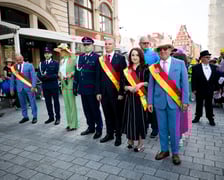 <p>Marsz kapeluszy i przekazanie kluczy do miasta kr&oacute;lowej i kr&oacute;lowi senior&oacute;w - Dni Seniora 2025 we Wrocławiu</p>