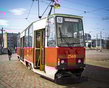 Klasyczny tramwaj Konstal 105 należący do wrocławskiego Klubu Sympatyków Transportu Miejskiego