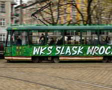 Bardzo wrocławski tramwaj Konstal 105 - w barwach WKS-u, wymalowany przez kibiców klubu (we współpracy z MPK)