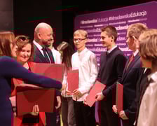 Stypendyści Promovere Talenta 2025 podczas rozdania stypendiów w XIV LO we Wrocławiu