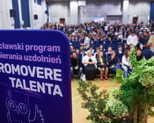 Stypendyści Promovere Talenta 2025 podczas rozdania stypendiów w XIV LO we Wrocławiu