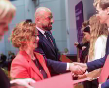 Stypendyści Promovere Talenta 2025 podczas rozdania stypendiów w XIV LO we Wrocławiu