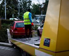 <p>Akcja usuwania wraku auta - samochodu porzuconego, bez właściciela</p>