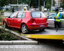 <p>Akcja usuwania wraku auta - samochodu porzuconego, bez właściciela</p>