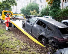 <p>Akcja usuwania wraku auta - samochodu porzuconego, bez właściciela</p>