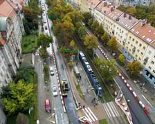 Przebudowa Powstańców Śląskich z drona (9 października 2025). Widać asfaltową nawierzchnię na pasach lewych i brukową na prawych