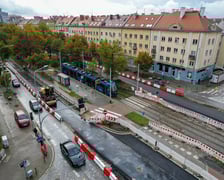 Przebudowa Powstańców Śląskich z drona (9 października 2025). Widać asfaltową nawierzchnię na pasach lewych i brukową na prawych