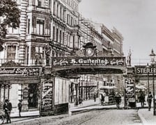 <p>Wylot ul. Powstańc&oacute;w Śląskich i wiadukt kolejowy widziane od strony ul. Świdnickiej. Pczt&oacute;wka wysłana w 1899 roku. Wszystkie kamienice na zdjęciu zostały zniszczone w 1945 roku.</p>