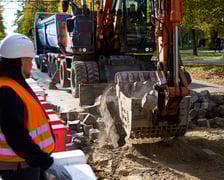 Przebudowa Powstańców Śląskich w dniu 13 października 2025 po przełożeniu ruchu na lewe pasy