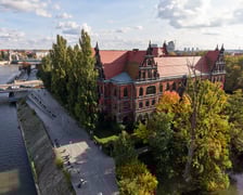 Budynek Muzeum Narodowego we Wrocławiu jesienią - październik 2025