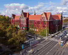 Budynek Muzeum Narodowego we Wrocławiu jesienią - październik 2025