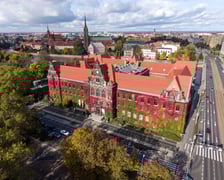 Budynek Muzeum Narodowego we Wrocławiu jesienią - październik 2025