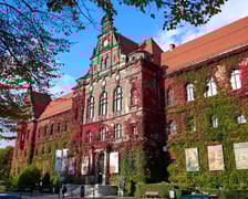 Budynek Muzeum Narodowego we Wrocławiu jesienią - październik 2025