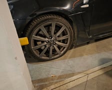 Uszkodzone auta na osiedlu Krzyki-Partynice