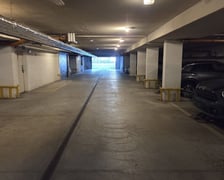 Uszkodzone auta na osiedlu Krzyki-Partynice