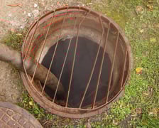 Awaria magistrali: pracownicy przy ul. Żelaznej odpompowują wodę