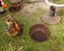 Awaria magistrali: pracownicy przy ul. Żelaznej odpompowują wodę