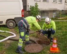 Awaria magistrali: pracownicy przy ul. Żelaznej odpompowują wodę