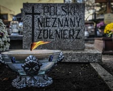 Żołnierze z 10 Wrocławskiej Brygady Łączności porządkowali groby i oddali hołd poległym towarzyszom broni.