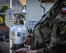 Żołnierze z 10 Wrocławskiej Brygady Łączności porządkowali groby i oddali hołd poległym towarzyszom broni.
