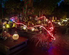 <p>Cmentarz Grabiszyński nocą - Wszystkich Świętych 2025</p>