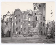 <p>Budynek, najprawdopodobniej przy ul. Kamiennej, 1946</p>