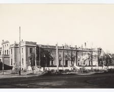 <p>Dawne Etablissement Friebeberg ("Bonboniere"), nieistniejący park przy Powstańc&oacute;w Śl., 1946</p>