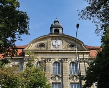 Neobarokowy gmach pod adresem Powstańców Śląskich 134-138, widok z roku 2025