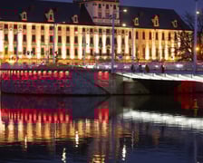 Mosty Uniwersyteckie podświetlone na biało-czerwono w poniedziałkowy wieczór 10 listopada. Tak będą też wyglądać w święto 11 Listopada