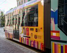 <p>Na zdjęciu BookTram, czyli specjalny tramwaj akcji &bdquo;Wrocław czyta&rdquo;</p>