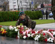 <p class="MsoNormal">Uroczystość złożenia kwiat&oacute;w pod Pomnikiem Martyrologii Profesor&oacute;w Lwowskich w sobotę 15 listopada</p>